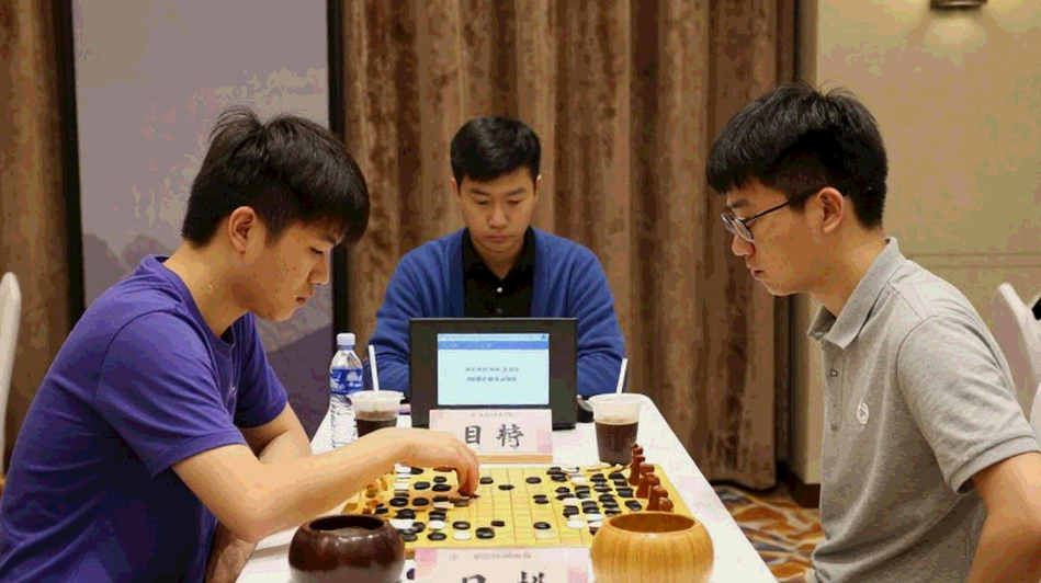 Elephant Gambit: 60 phút khai cuộc, một tiêu đề lệch và khoảng trống dữ liệu